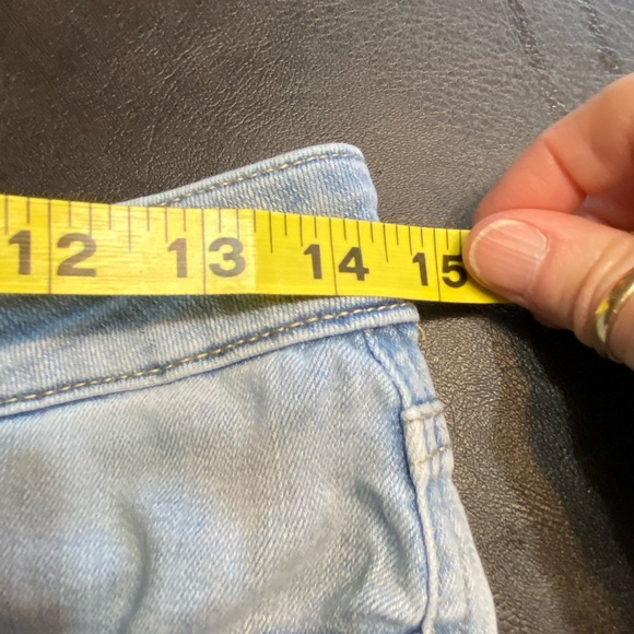 Seven7 Weekend Short High-Rise Jean Shorts with Mild Distressing Size 4 - Picture 9 of 13